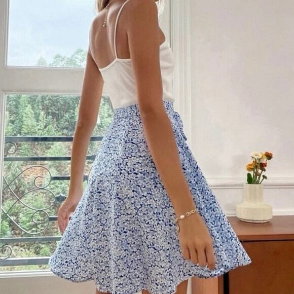 SHEIN Blue Floral Print Fit & Flare Sleeveless Mini Dress Women’s Size M EUC - Picture 3 of 8